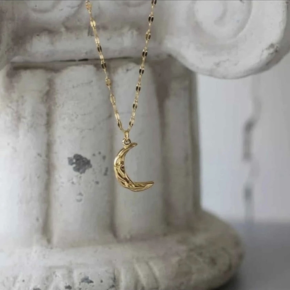 Elegant Gold Crescent Moon Necklace - Picture 6 of 9